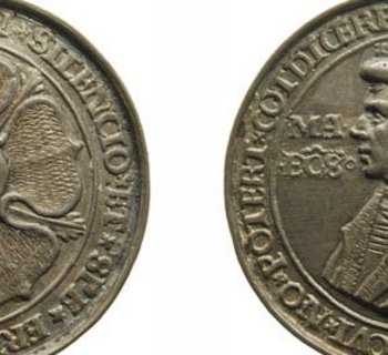 Medaillen, auf der linken: Kreuz in einem Herz, auf der rechten: Luther