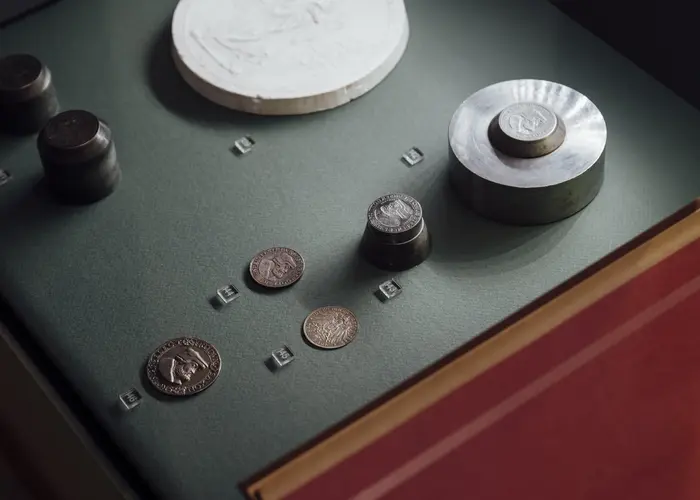 Münzen und Medaillen in einer Vitrine