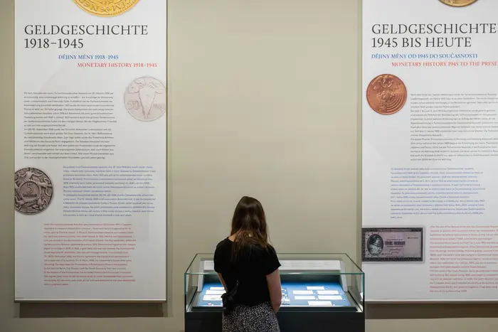 Ausstellungsansicht "Geprägt im Herzen Europas. Geld und Medaillenkunst in der Tschecho/Slowakei"