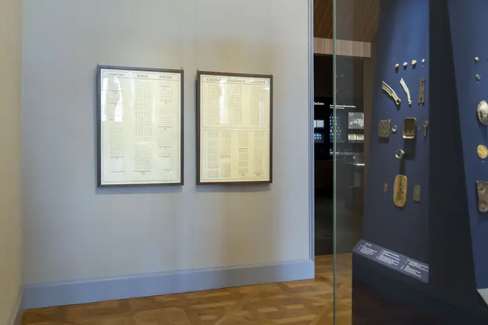 Wand mit zwei Werken