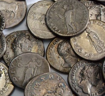 Schatzfund von Münzen aus dem 2. Jahrhundert