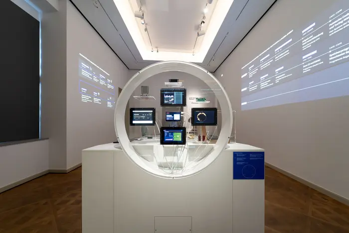 Raumansicht mit digitalen Wandtexten
