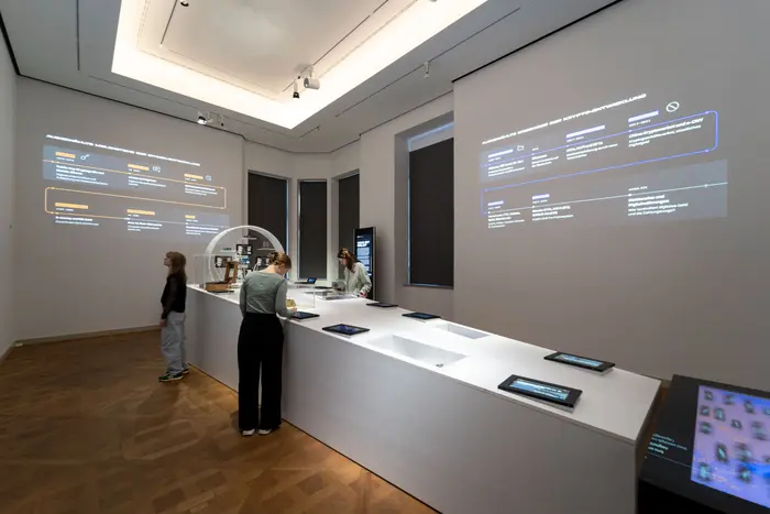 Raumansicht mit digitalen Wandtexten