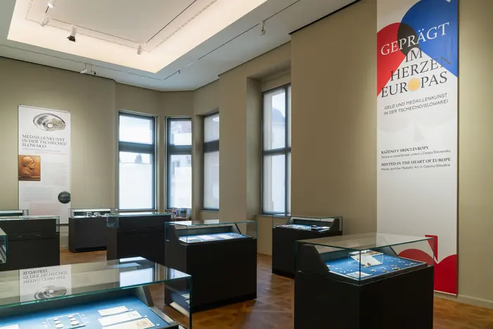 Ausstellungsansicht "Geprägt im Herzen Europas. Geld und Medaillenkunst in der Tschecho/Slowakei"