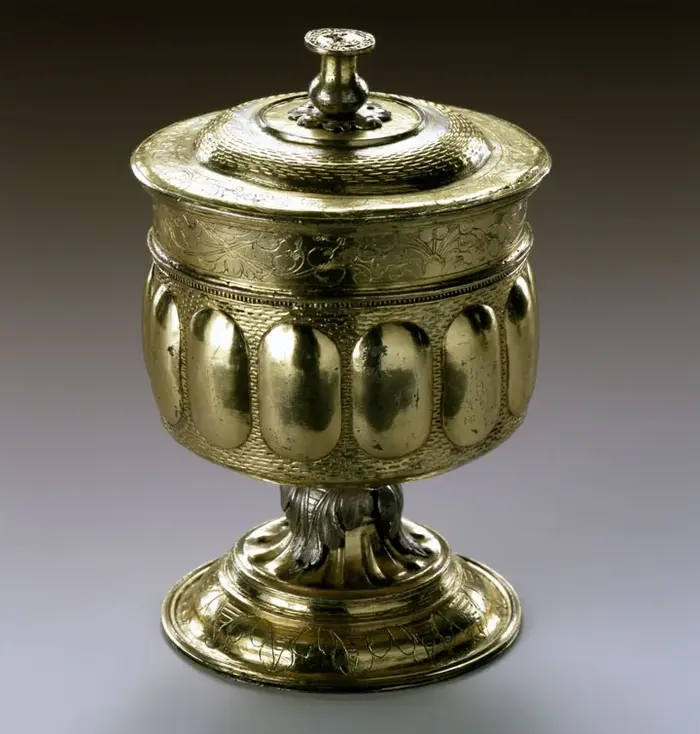 verzierter, pokalartiger Becher mit Deckel