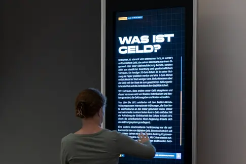 Person an einer digitalen Stele