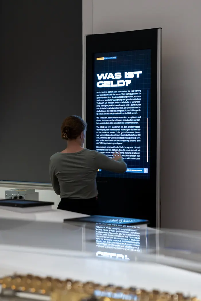 Person an einer digitalen Stele
