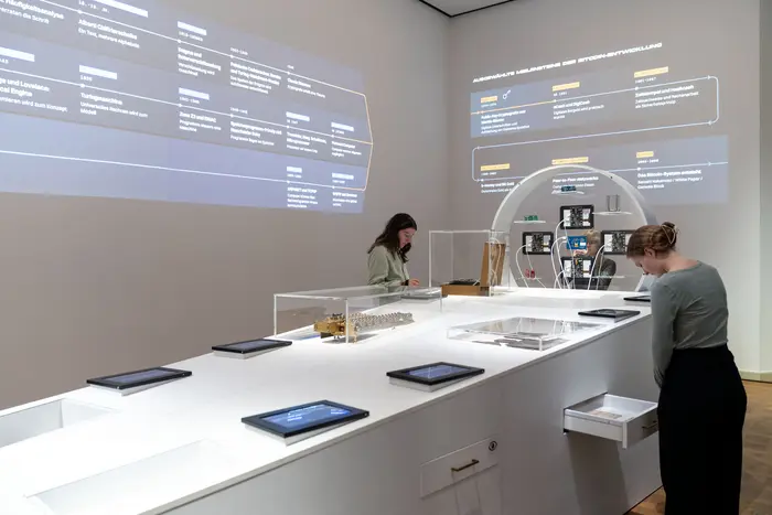 Raumansicht mit digitalen Wandtexten