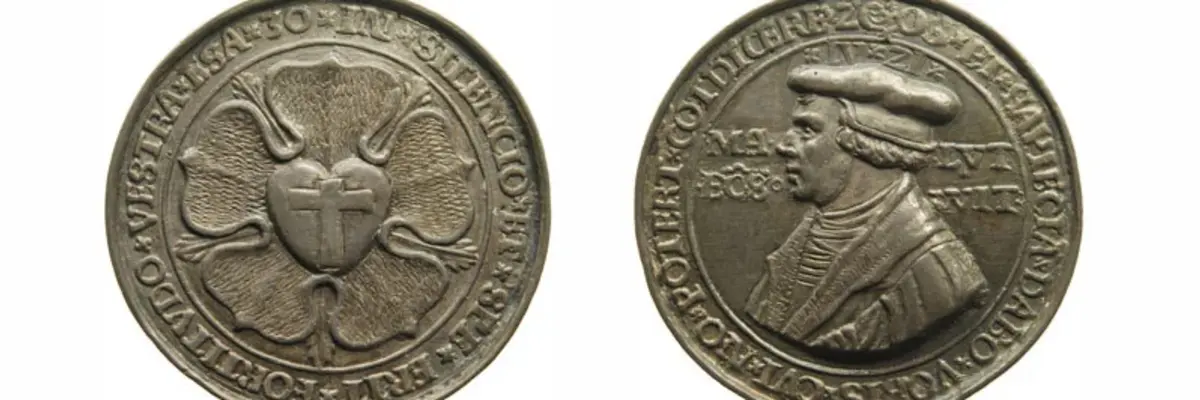 Medaillen, auf der linken: Kreuz in einem Herz, auf der rechten: Luther