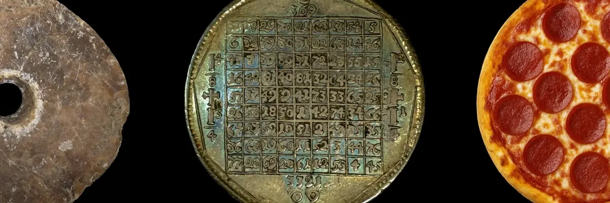 Münze, Pizza und runder Stein mit Loch vor schwarzem Hintergrund