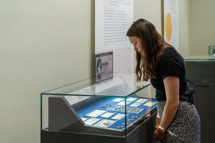 Ausstellungsansicht "Geprägt im Herzen Europas. Geld und Medaillenkunst in der Tschecho/Slowakei"