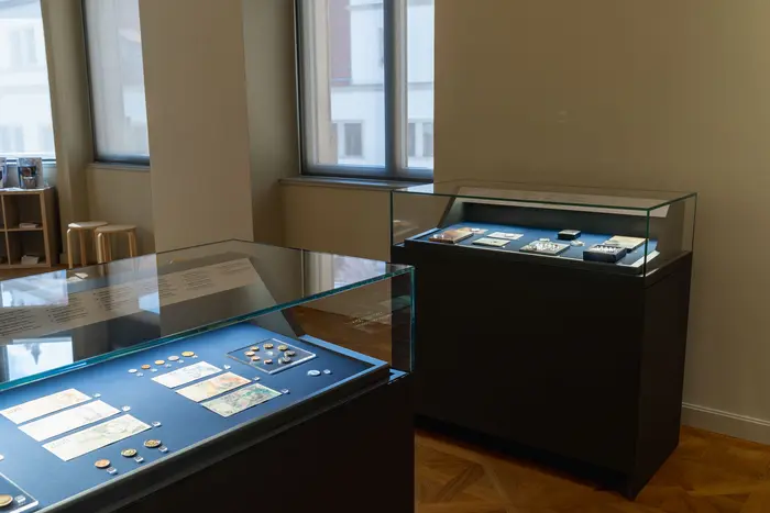 Ausstellungsansicht "Geprägt im Herzen Europas. Geld und Medaillenkunst in der Tschecho/Slowakei"